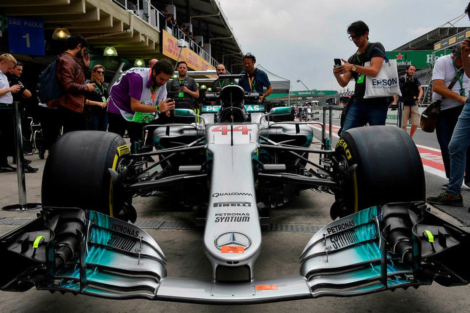 Bíll Lewis Hamilton myndaður í bak og fyrir í bílskúrareininni í Sao Paulo.