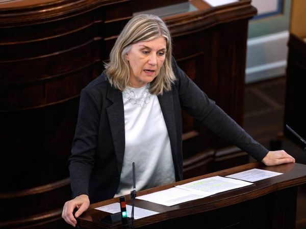 Minister of Industry and Trade Hanna Katrín Friðriksson proposed a bill on changes to the fishing fee yesterday, but the first debate lasted until the evening.