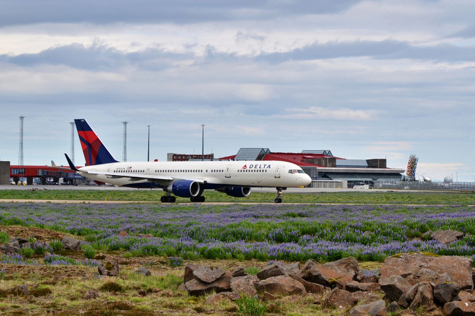 Boeing 757-þota Delta á Keflavíkurflugvelli.