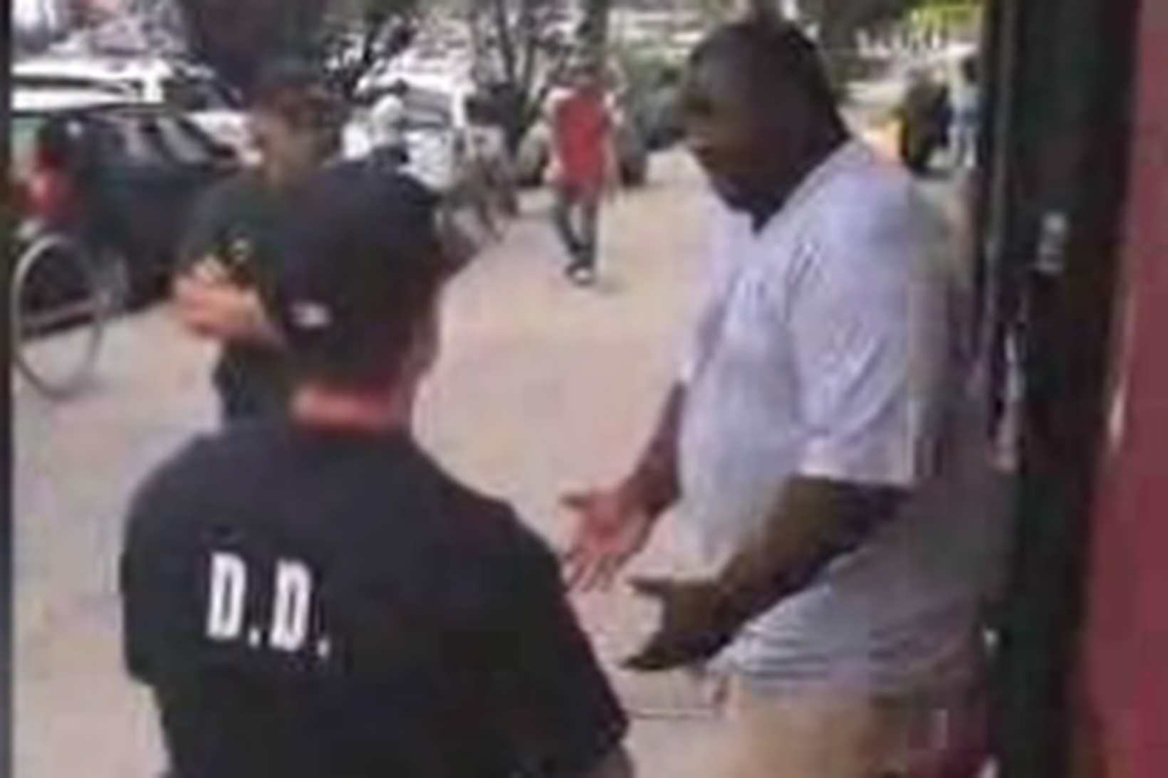 Eric Garner deilir við lögreglumennina áður en átökin hefjast.