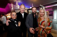 Hilmir Snær var flottur í tauinu í teinóttum jakkafötum, svartri skyrtu og með sólkyssta húð.