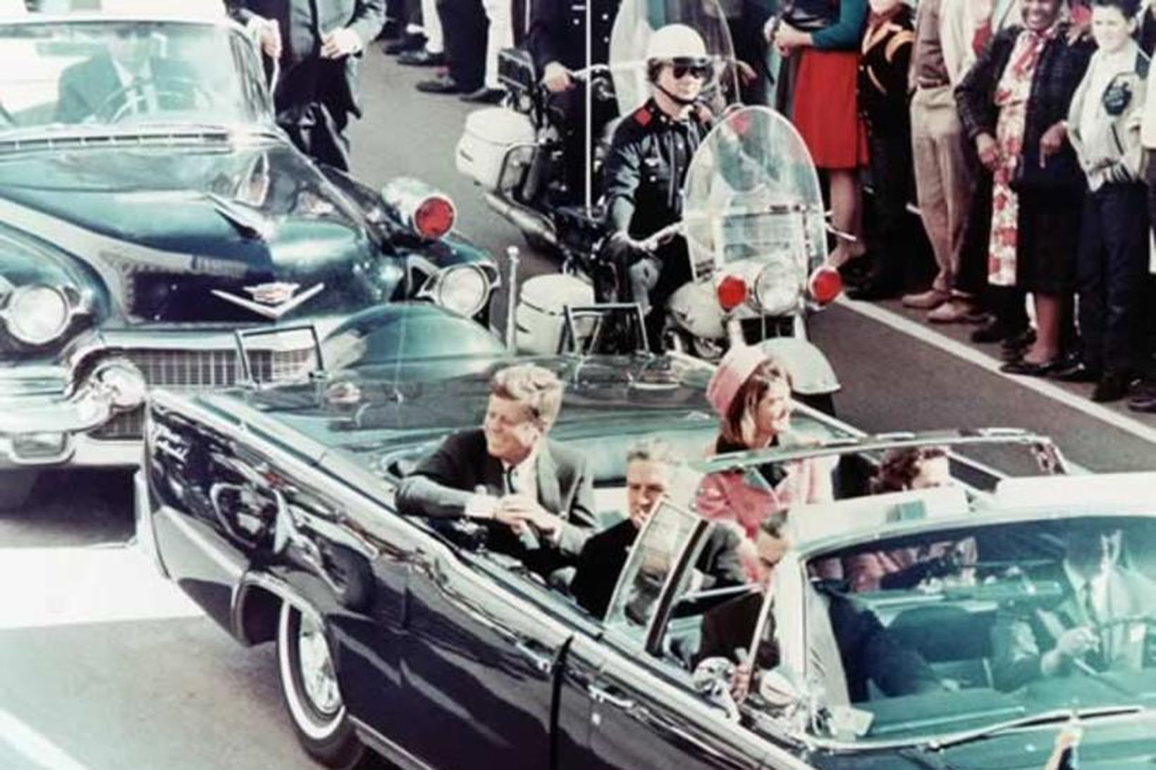 John F. Kennedy örfáum augnablikum áður en hann var skotinn …