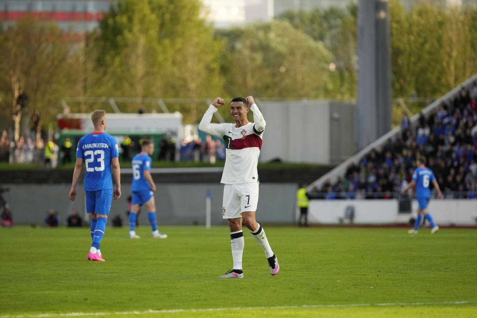 Cristiano Ronaldo fagnar marki sínu á Laugardalsvelli.