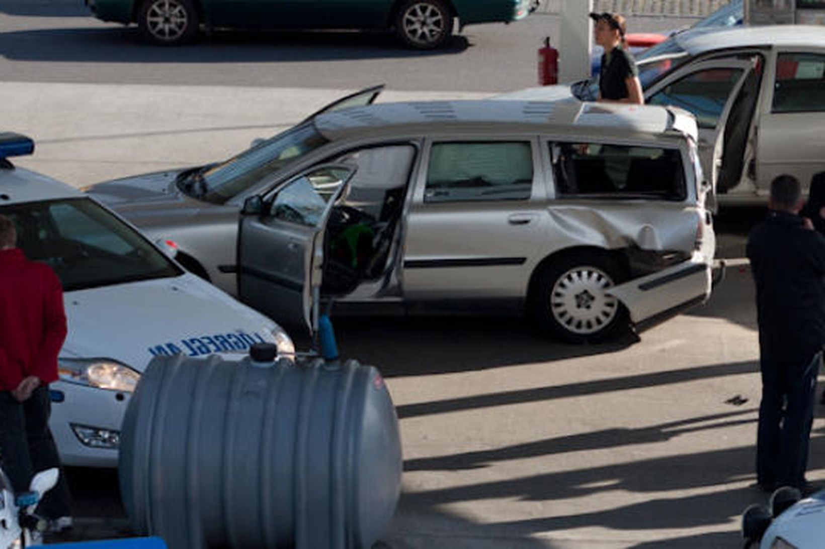 Ungu mennirnir stálu Volvo-bifreiðinni en bökkuðu beint á annan bíl …