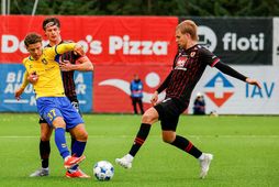 Karl Friðleifur Gunnarsson og Erlingur Agnarsson gefa Clement Bischoff engin grið í fyrri leiknum.