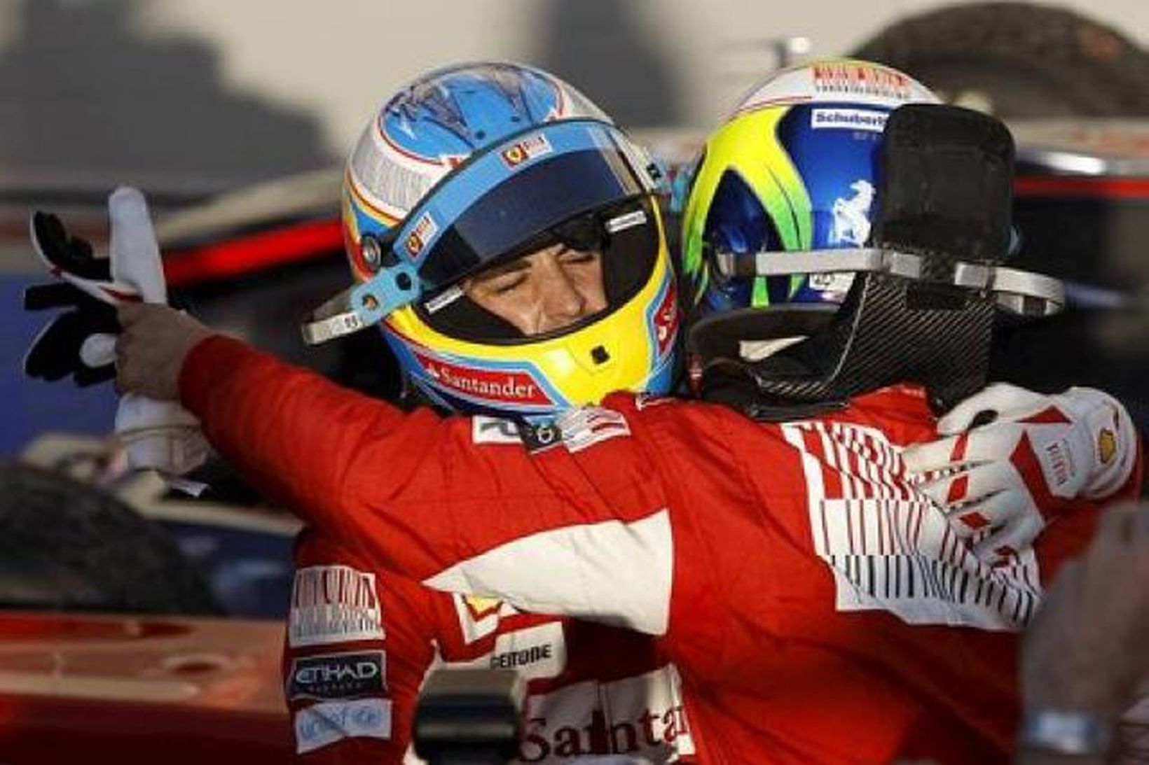 Alonso og Massa fagna í mótslok í Barein.