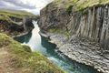 Stuðlagil Lík erlends ferðamanns, konu á fertugsaldri, fannst í Jökulsá neðan við Stuðlagil á miðvikudaginn var.