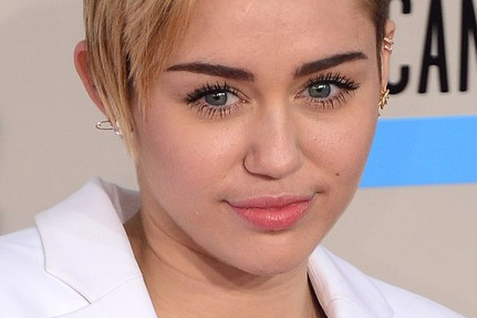 Söngkonan Miley Cyrus er í ástarsorg samkvæmt heimildarmanni InTouch Weekly.