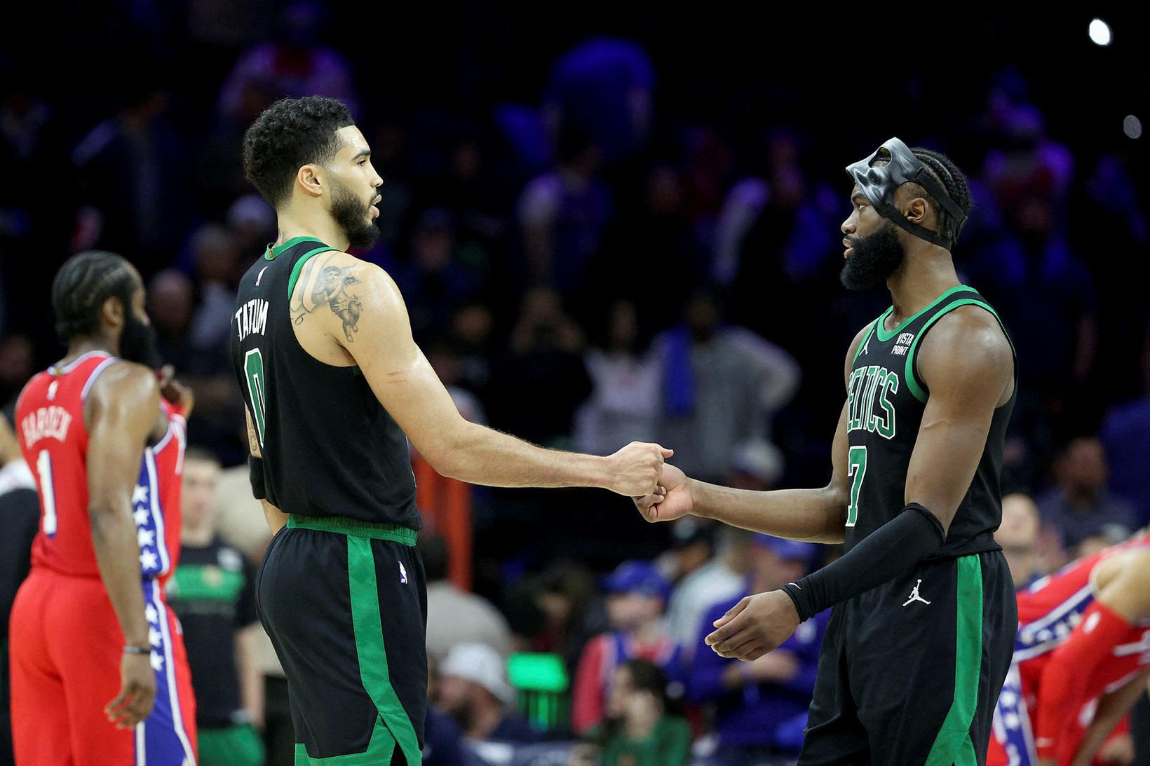 Jayson Tatum og Jaylen Brown fóru fyrir sínum mönnum í …