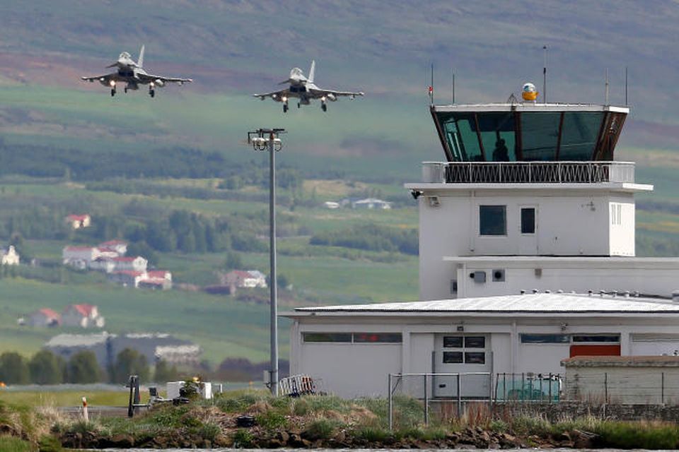 Orrustuþoturnar fljúga framhjá flugturninum við Akureyrarflugvöll