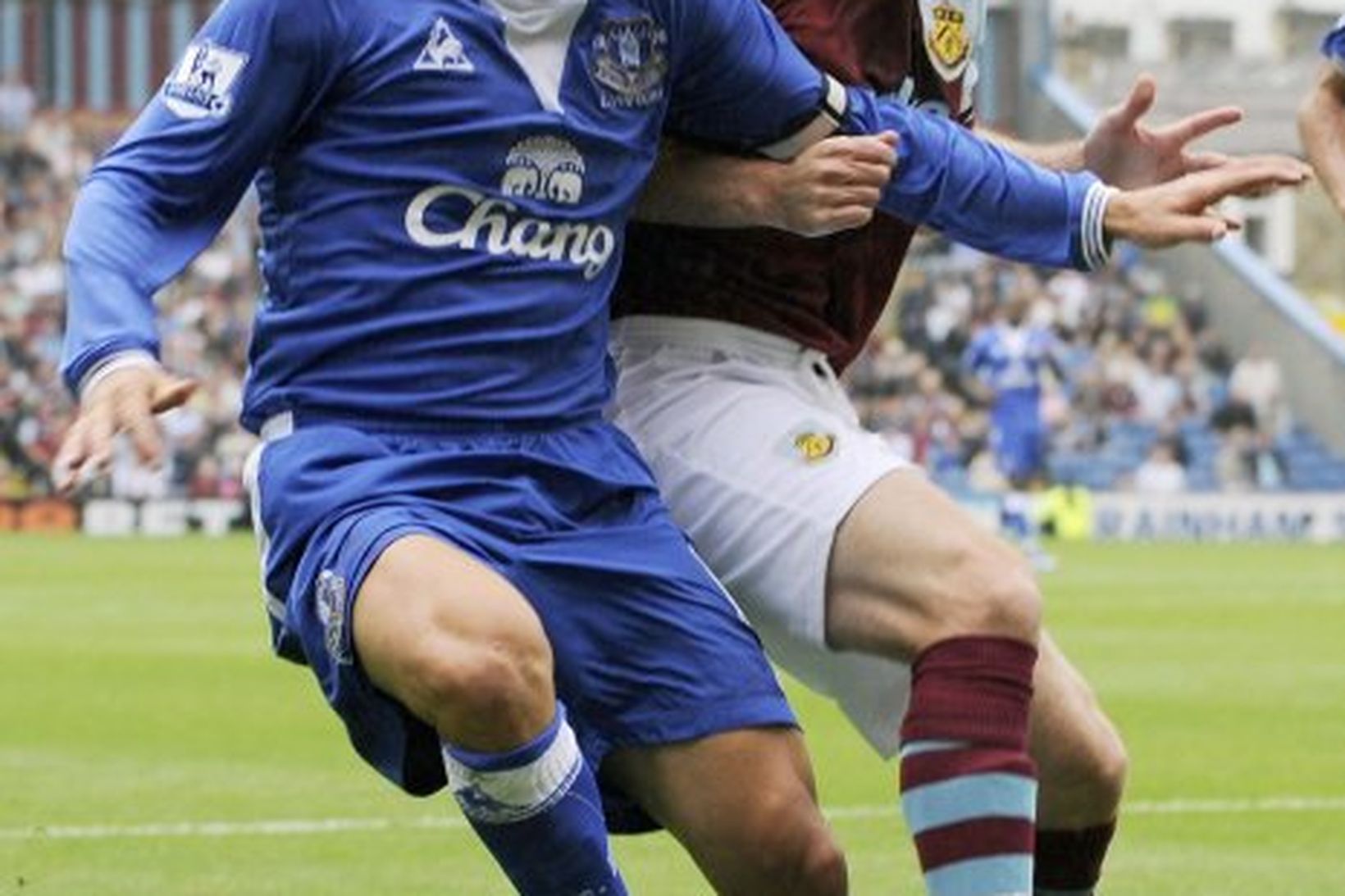 Phil Neville í leik með Everton gegn Burnley.