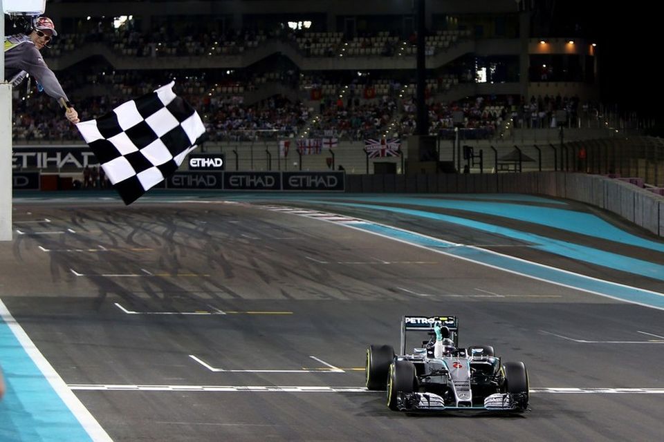 Nico Rosberg sigrar í Abu Dhabi.