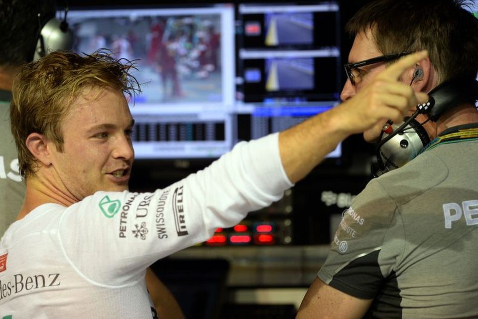 Nico Rosberg ræðir við tæknimenn milli aksturslota en sjá má á honum að heitt og …