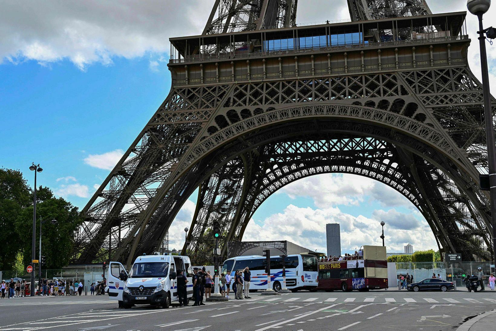 Svæðið í kringum Eiffel-turninn var rýmt tvisvar sinnum á laugardag.