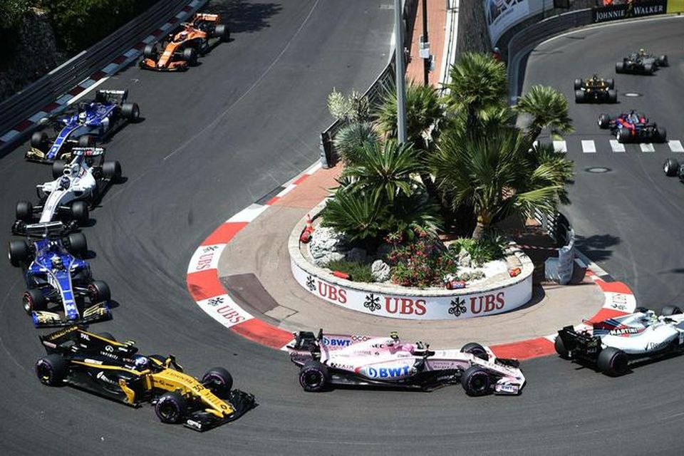 Halarófa í Mónakó í dag. Fremstur í hárnálarbeygjunni hér er Lewis Hamilton á Mercedes.
