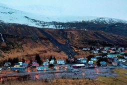 Hættustigi almannavarna var lýst yfir á Seyðisfirði í gær vegna hættu á skriðuföllum.