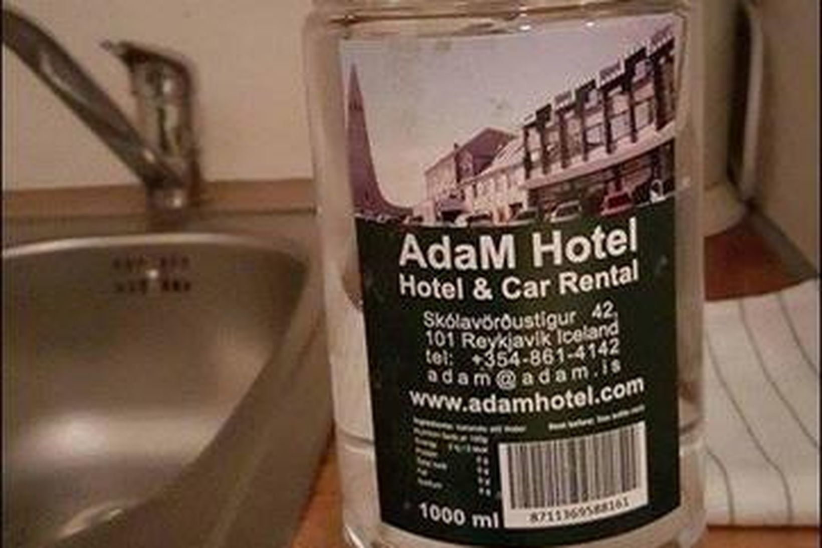 Vatnsflaskan er sérmerkt Adam hotel.