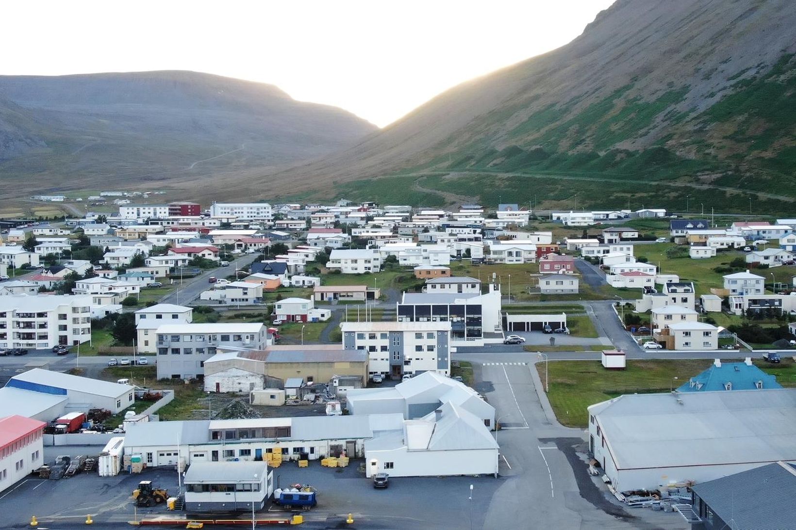 Samkvæmt heimildum mbl.is stendur aðgerðin yfir í Bolungarvík.