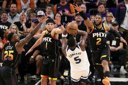 Nassir Little, Devin Booker og Josh Okogie hjá Phoenix Suns reyna að stöðva Anthony Edwards …