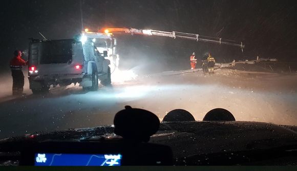 Raflínur liggja yfir vegi á þremur stöðum