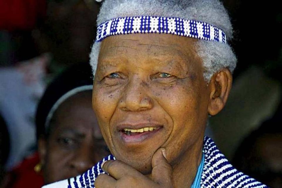 Mandela klæddur hefðbundnum búningi Xhosa-þjóðarinnar árið 2002.