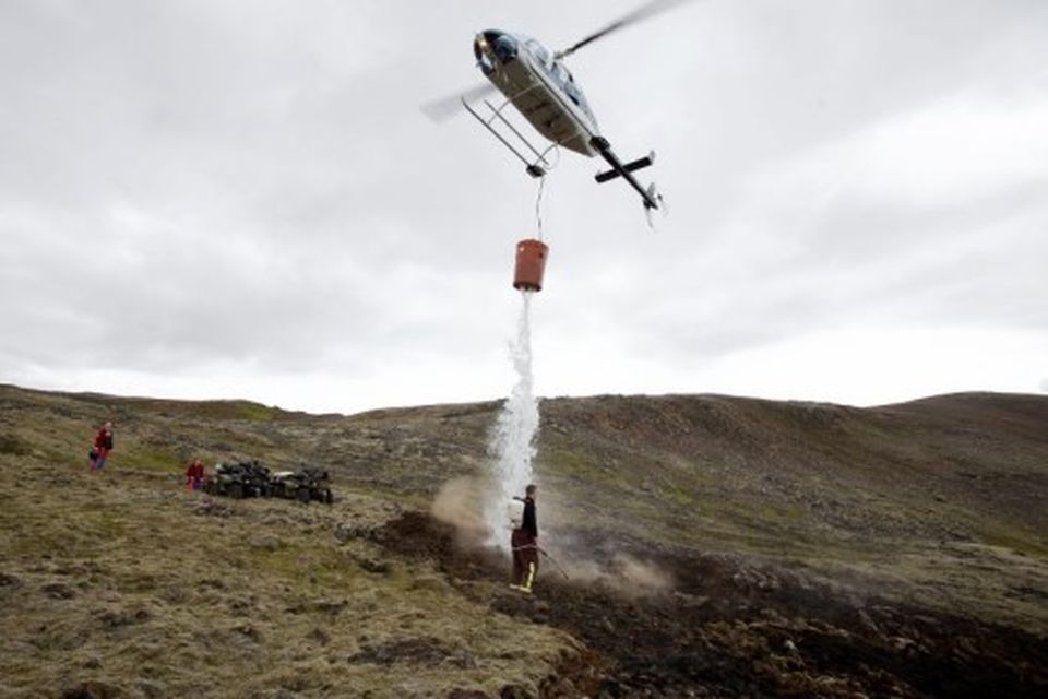 Þyrla Þyrluþjónustunnar var um eina og hálfa klukkustund að slökkva eldana. Slökkviliðsmenn höfðu barist við …