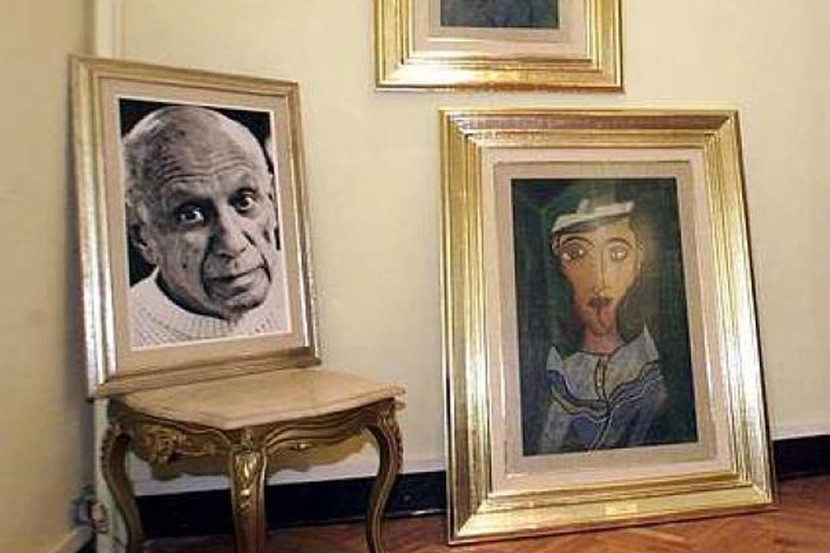 Mynd af Picasso og tvö málverk eftir hann.