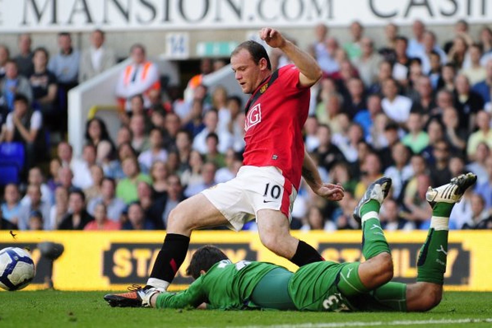 Wayne Rooney í baráttu við Carlo Cudicini markvörð Tottenham í …