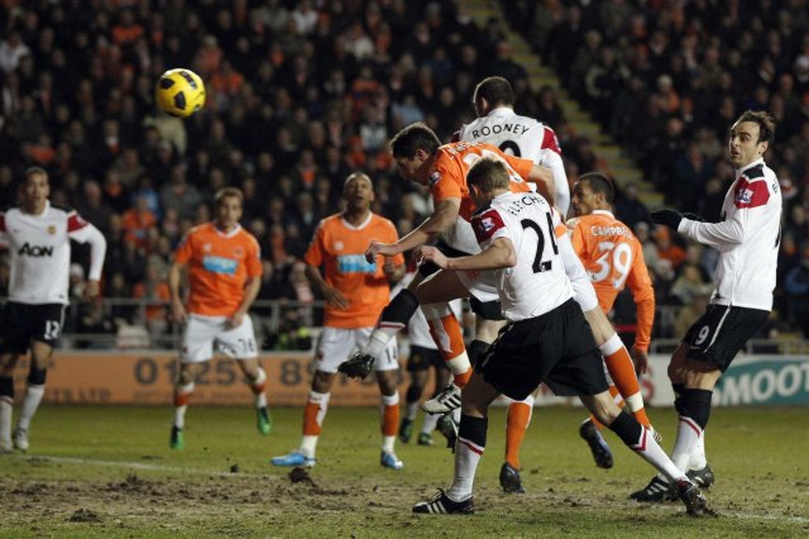 Craig Caithcart skorar fyrir Blackpool með hörkuskalla á 15. mínútu …