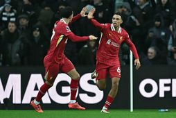 Trent Alexander-Arnold fagnar ásamt Curtis Jones eftir að hafa lagt upp jöfnunarmark Liverpool, 2:2, í …