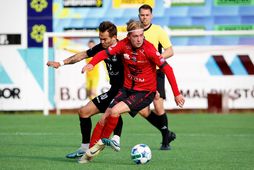 Enes Þór Enesson Cogic úr Aftureldingu með boltann í kvöld. Kristinn Steindórsson sækir að honum.
