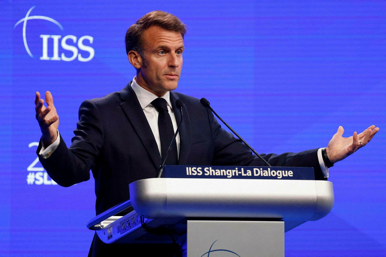 Emmanuel Macron í Singapúr í dag.
