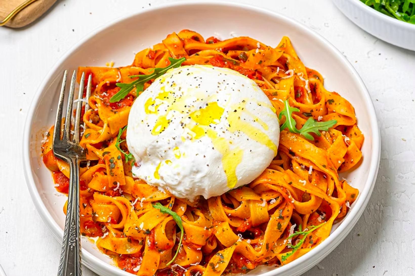 Ómótstæðilega girnilegur pastaréttur með burrata osti sem á eftir að …