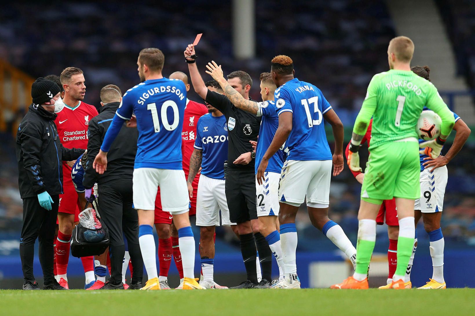 Michael Oliver með rauða spjaldið á lofti eftir að hann …