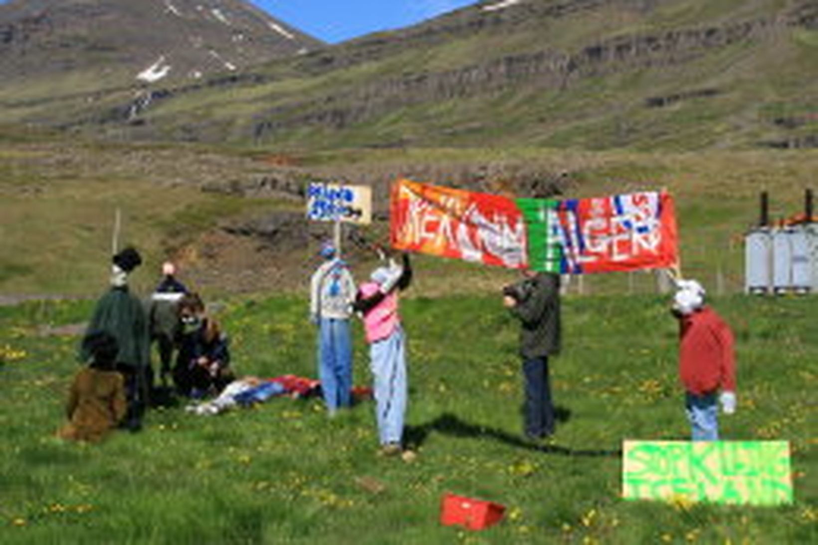 Mótmælendur við áver Alcoa-Fjarðarál