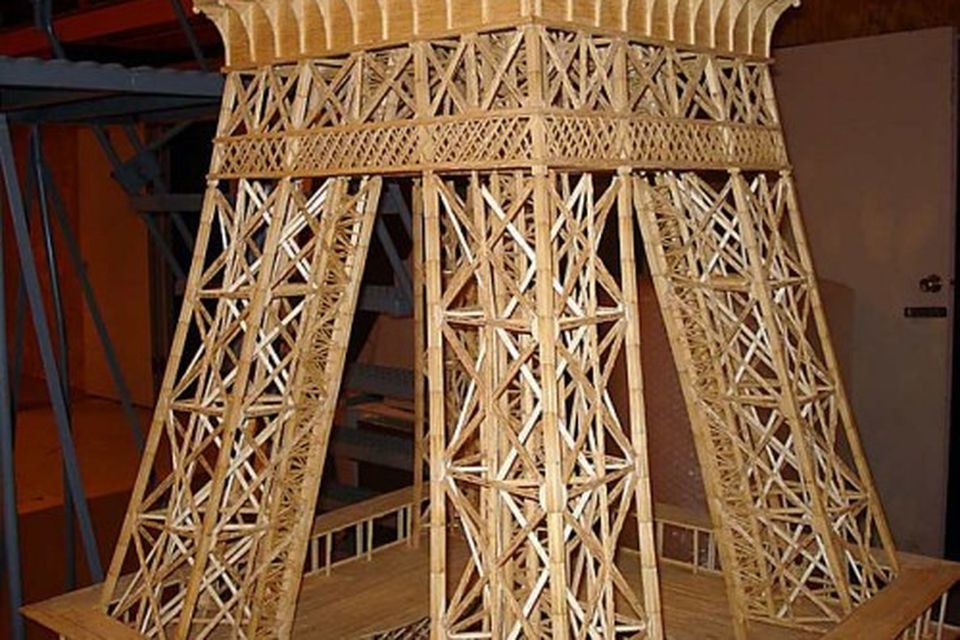 Íslenskur Eiffel turn úr 280 þúsund eldspýtum