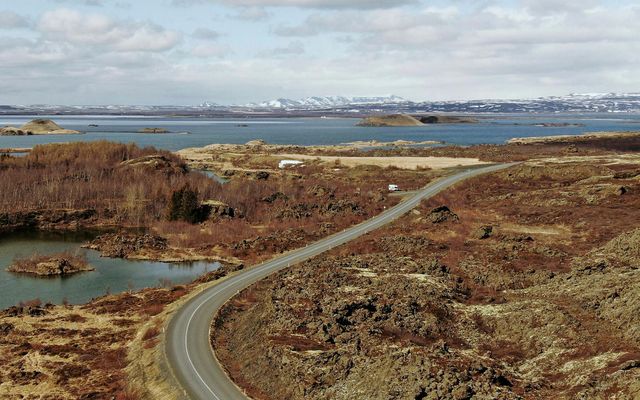 Ólíkt flestum öðrum stöðum á Norðurlandi, sló rafmagni ekki alveg út í nágrenni Mývatns, heldur …