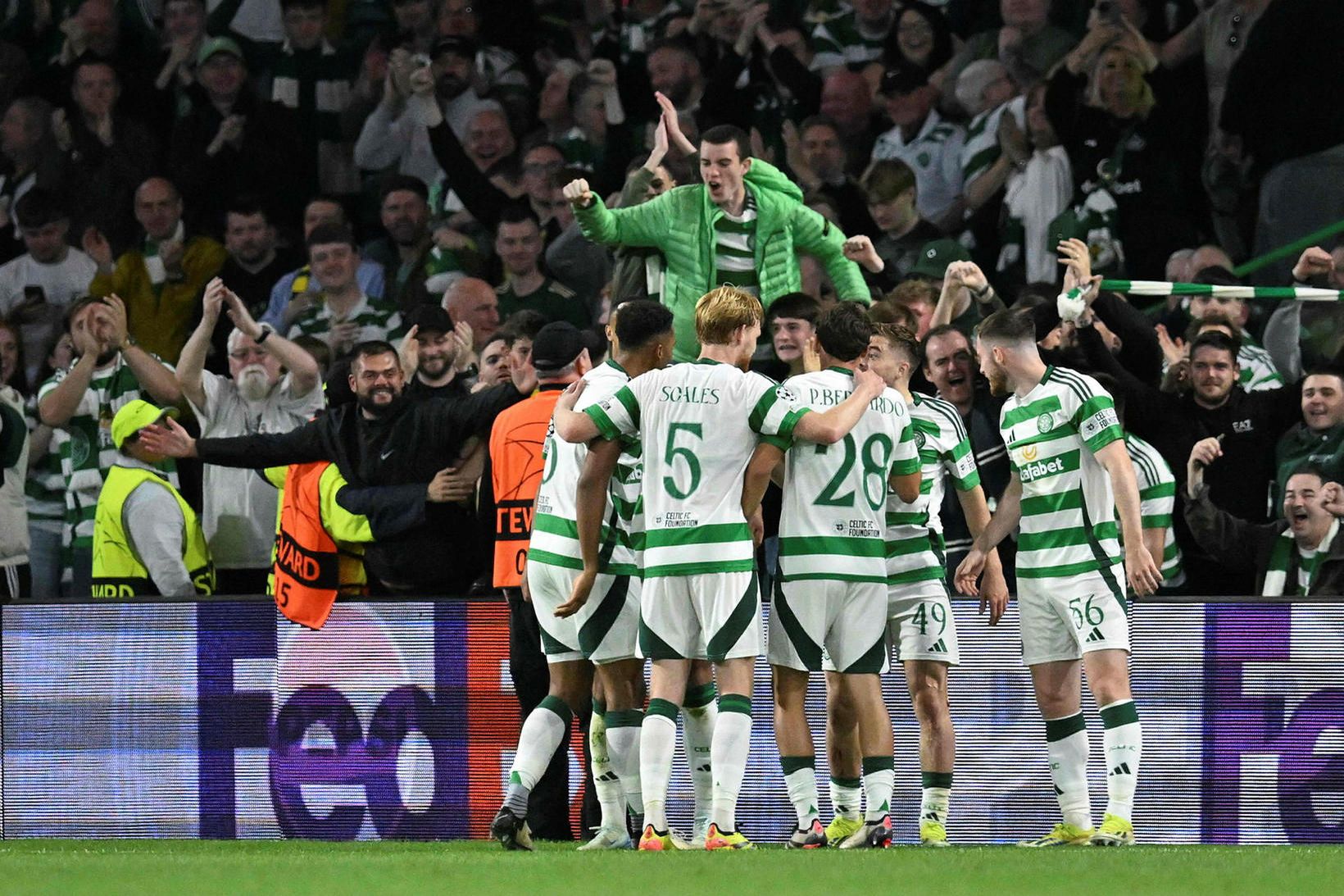 Celtic er Skotlandsmeistari fjórða árið í röð.