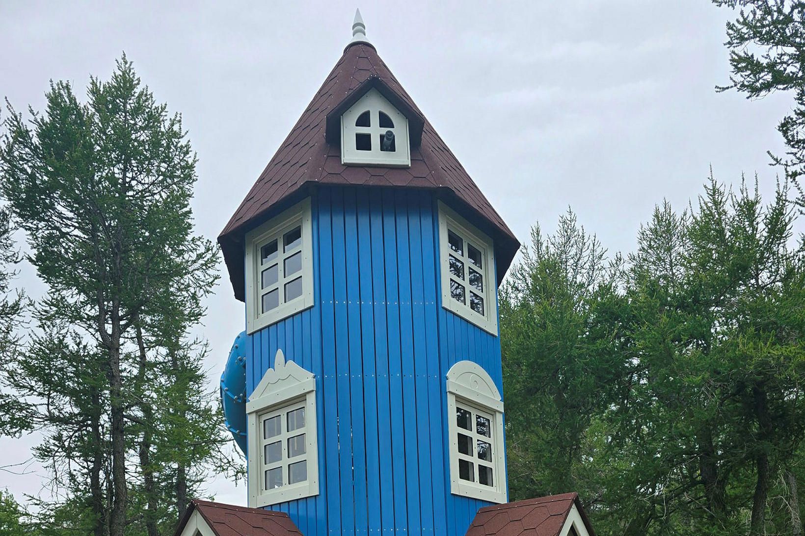Glæsilega bláa Múmínálfaturninn má nú finna í Kjarnaskógi.