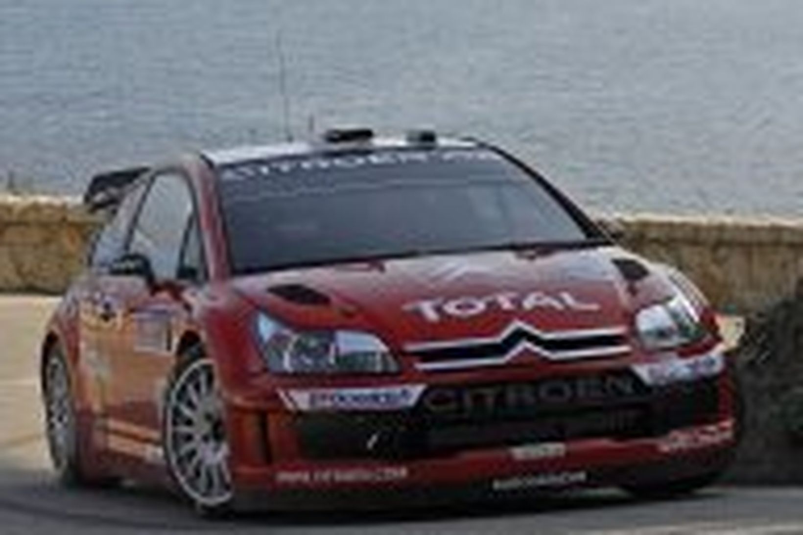 Sébastien Loeb á Citroën C4 bíl sínum í Korsíkurallinu.