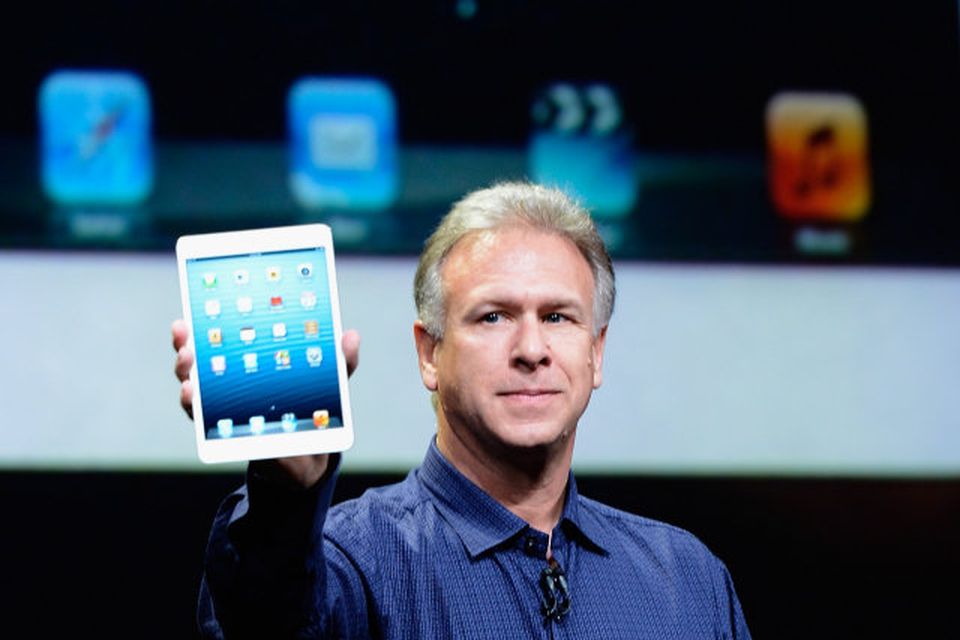 Phil Schiller sést hér kynna iPad mini.
