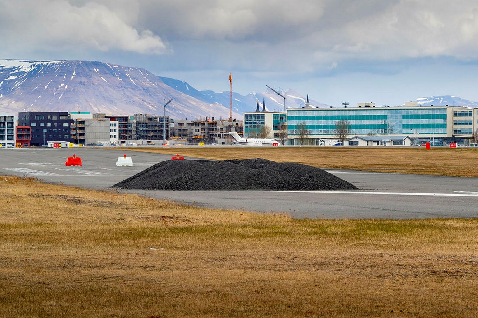 Malarbingir á flugbraut á Reykjavíkurflugvelli.