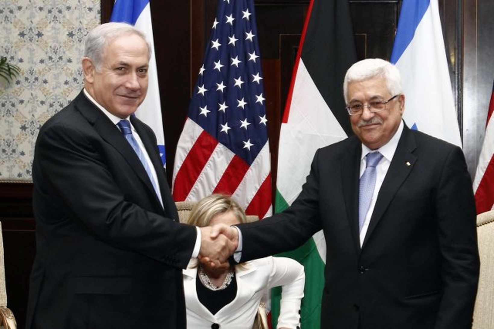 Forsætisráðherra Ísrael, Benjamin Netanyahu og forseti Palestíníu, Mahmoud Abbas sjást …