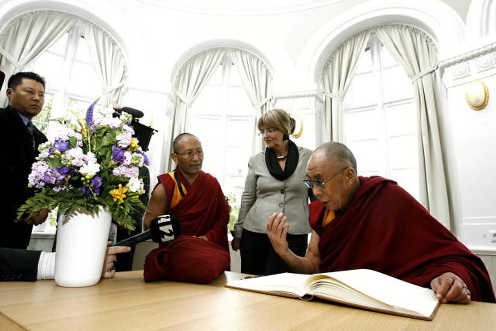 Dalai Lama í Alþingishúsinu í dag þar sem Ásta Ragnheiður …