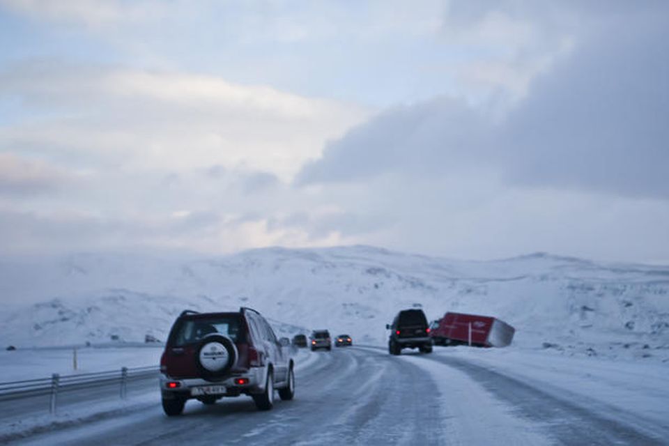 Þrír flutningabílar sátu fastir í Kömbunum og póstflutningabíll fór út af veginum.