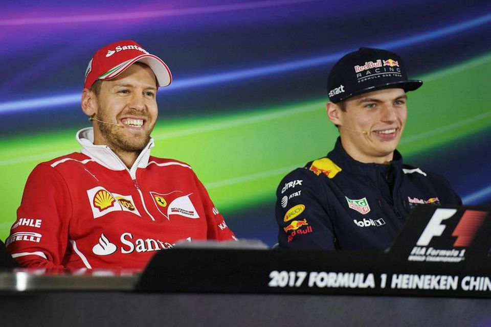 Sebastian Vettel (t.v.) og Max Verstappen á blaðamannafundi í Sjanghæ í Kína í dag.