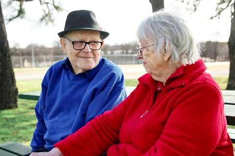Eldra fólk hefur minni áhuga á opnu sambandi en yngra fólk meiri.