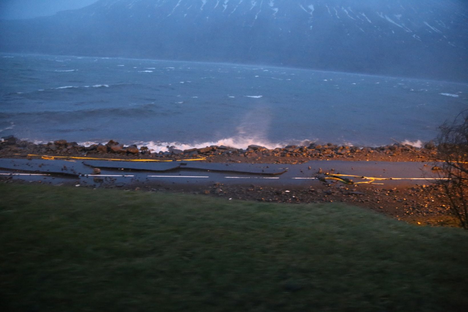 Veðurhamurinn var þvílíkur að malbik flettist af vegum austanlands.