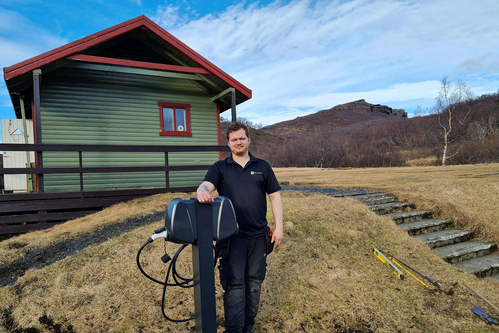 Magnús Jaró, rafvirkjameistari og samstarfsmaður Ferðafélagsins, við hleðslustaurinn í Langadal.