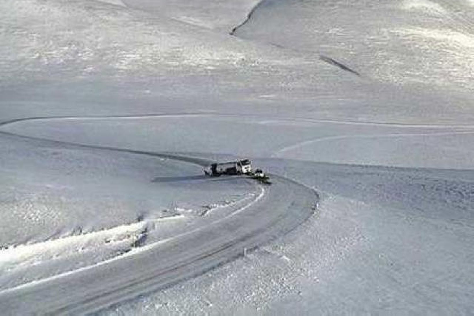 Olíubíll fór út af í mikilli hálku á Vatnsskarði í …